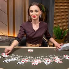 Meja French Roulette live dengan dealer nyata di studio apk777